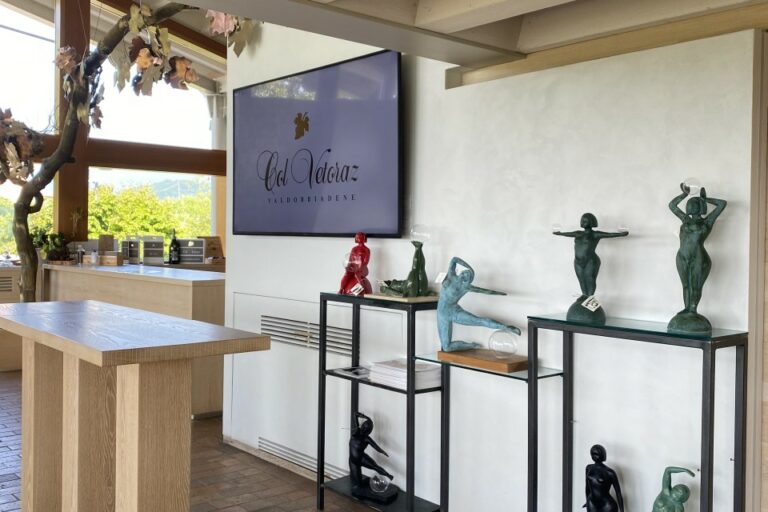 Das Projekt “Vino e Arte” heißt die Skulpturen von Elena Ortica willkommen Das Projekt “Vino e Arte” heißt die Skulpturen von Elena Ortica willkommen