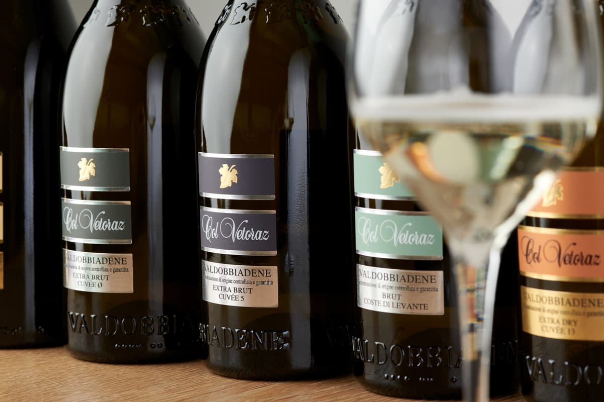 Degustazione cantine: come scegliere un’esperienza autentica tra vino, territorio e Valdobbiadene DOCG Degustazione cantine con calici Valdobbiadene DOCG Col Vetoraz