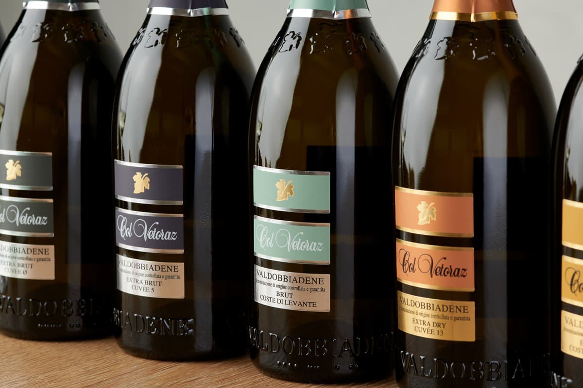 Degustazione vino: come leggere un calice tra profumi, perlage e territorio Degustazione vino con calice di Valdobbiadene DOCG Col Vetoraz