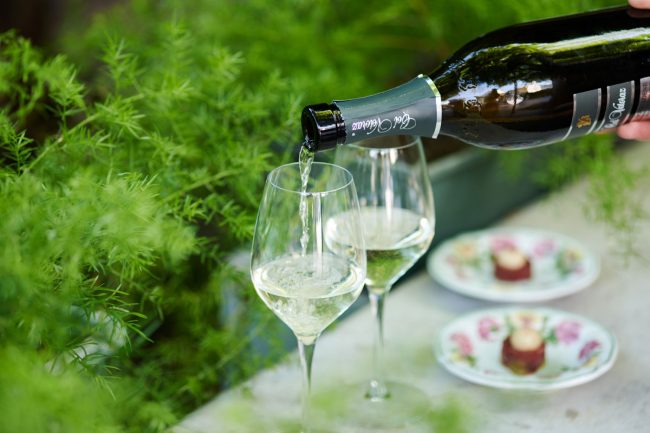 Tra Prosecco DOC e Conegliano Valdobbiadene Prosecco Superiore DOCG non cambia solo il nome: cambia il territorio da cui tutto prende forma.