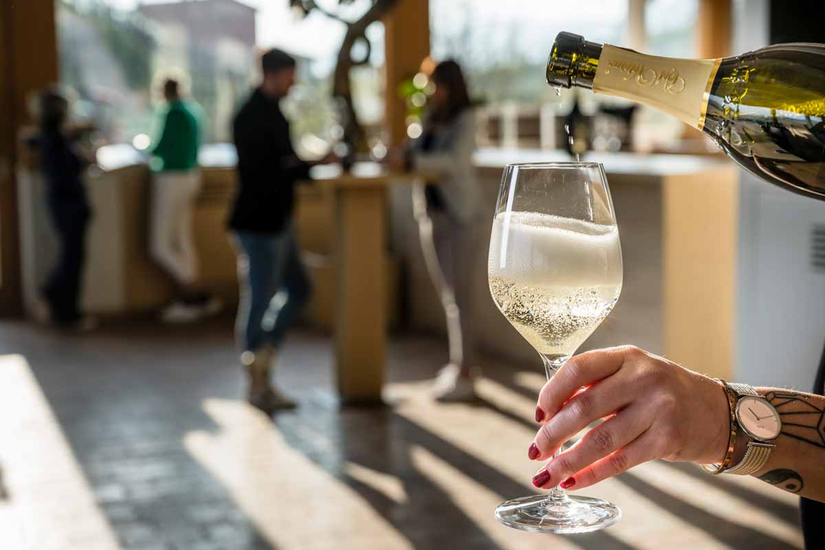 Perlage: cosa sono davvero le bollicine di uno spumante Degustazione del perlage nei vini spumanti Col Vetoraz