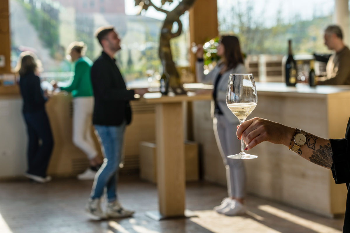 Cantine Valdobbiadene: come scegliere un’esperienza autentica tra colline, vino e territorio Cantine Valdobbiadene con degustazione Col Vetoraz