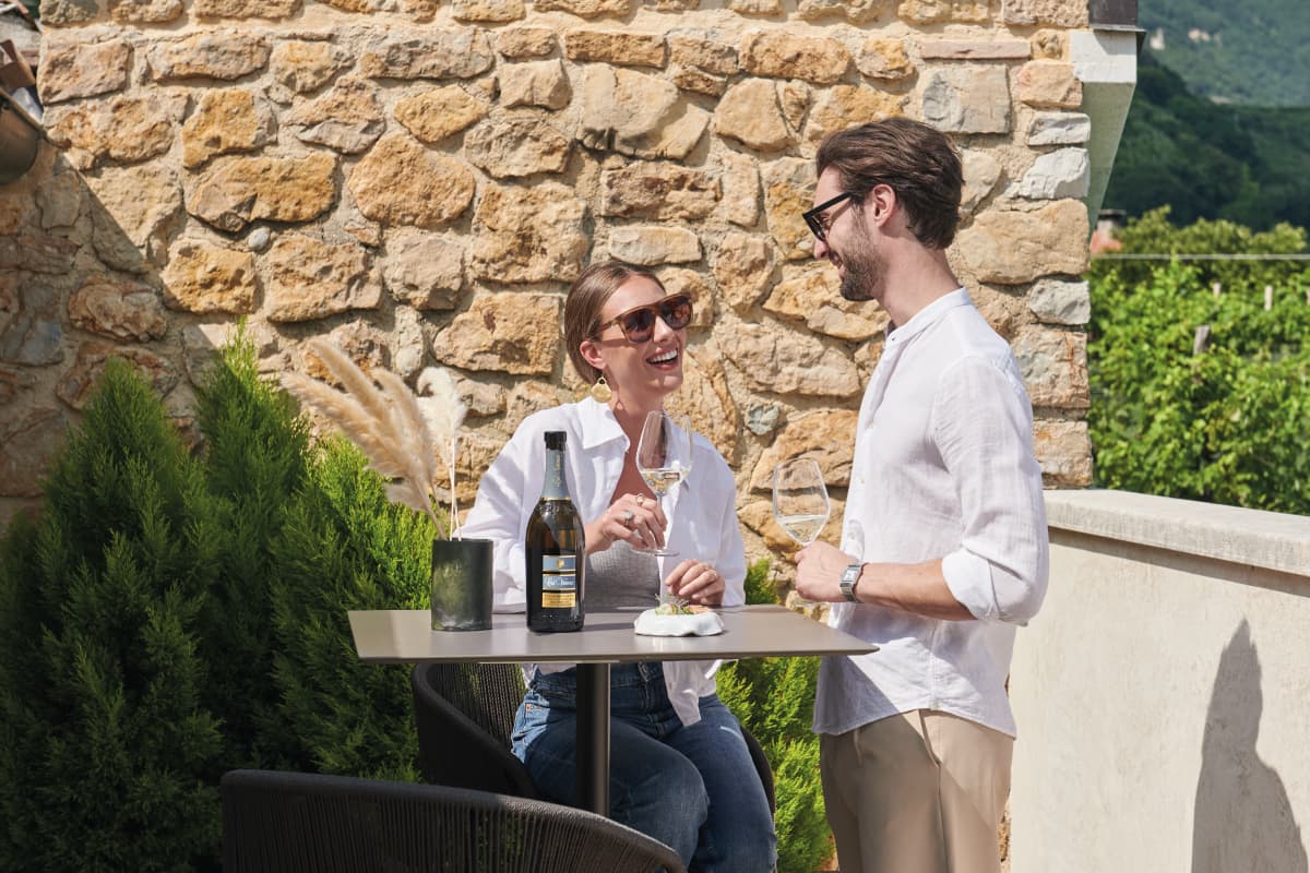 Vino per aperitivi: scegliere le bollicine giuste per iniziare con eleganza