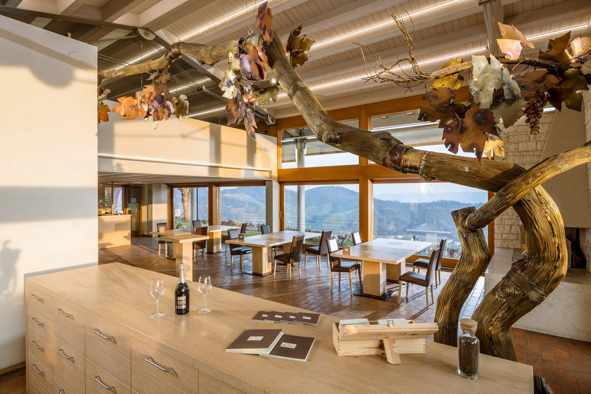 Cantine del Veneto: scegliere il territorio prima della cantina Sala accoglienza Col Vetoraz con vista sul territorio