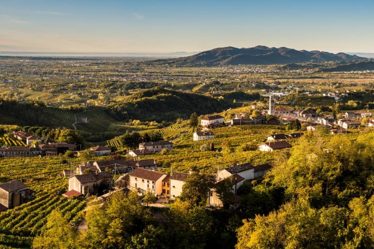 San Pietro di Barbozza tra vigneti e colline di Valdobbiadene