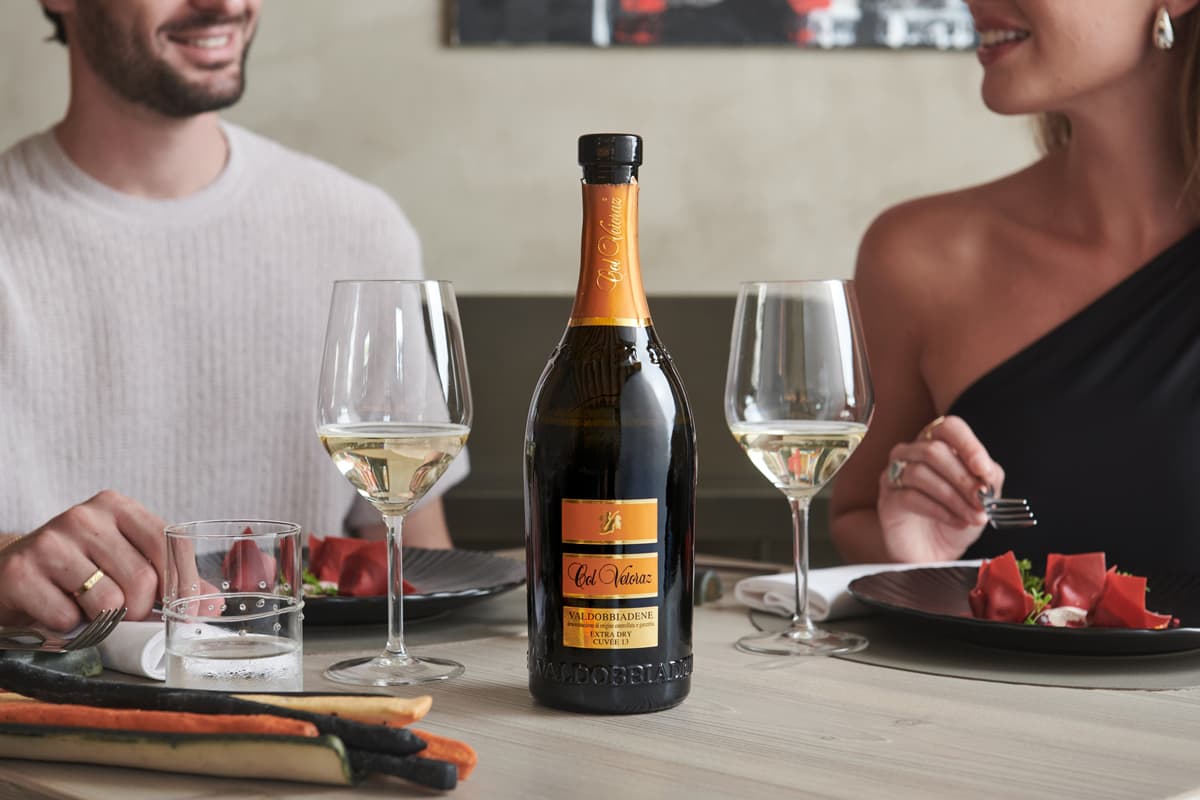 Bottiglia di vino pregiato: che cosa la rende davvero speciale Calici di Valdobbiadene DOCG con perlage fine e persistente